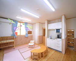 ◇0歳児のお部屋◇子どもの情緒の安定を考えた空間、畳のピンクも優しい